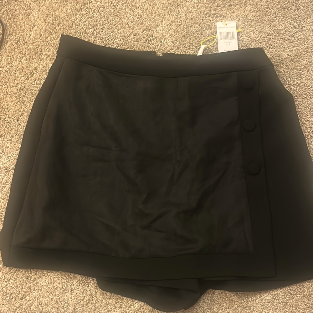 BCBG generation brand skort. Size 8, black. Never worn with tags on.